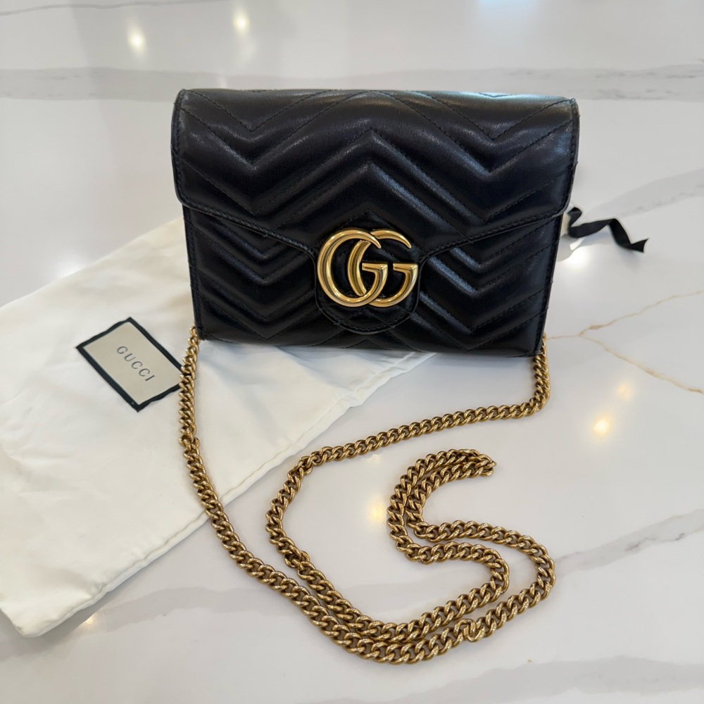 Gucci - pre loved ✨
GG MARMONT SUPER MINI BAG
